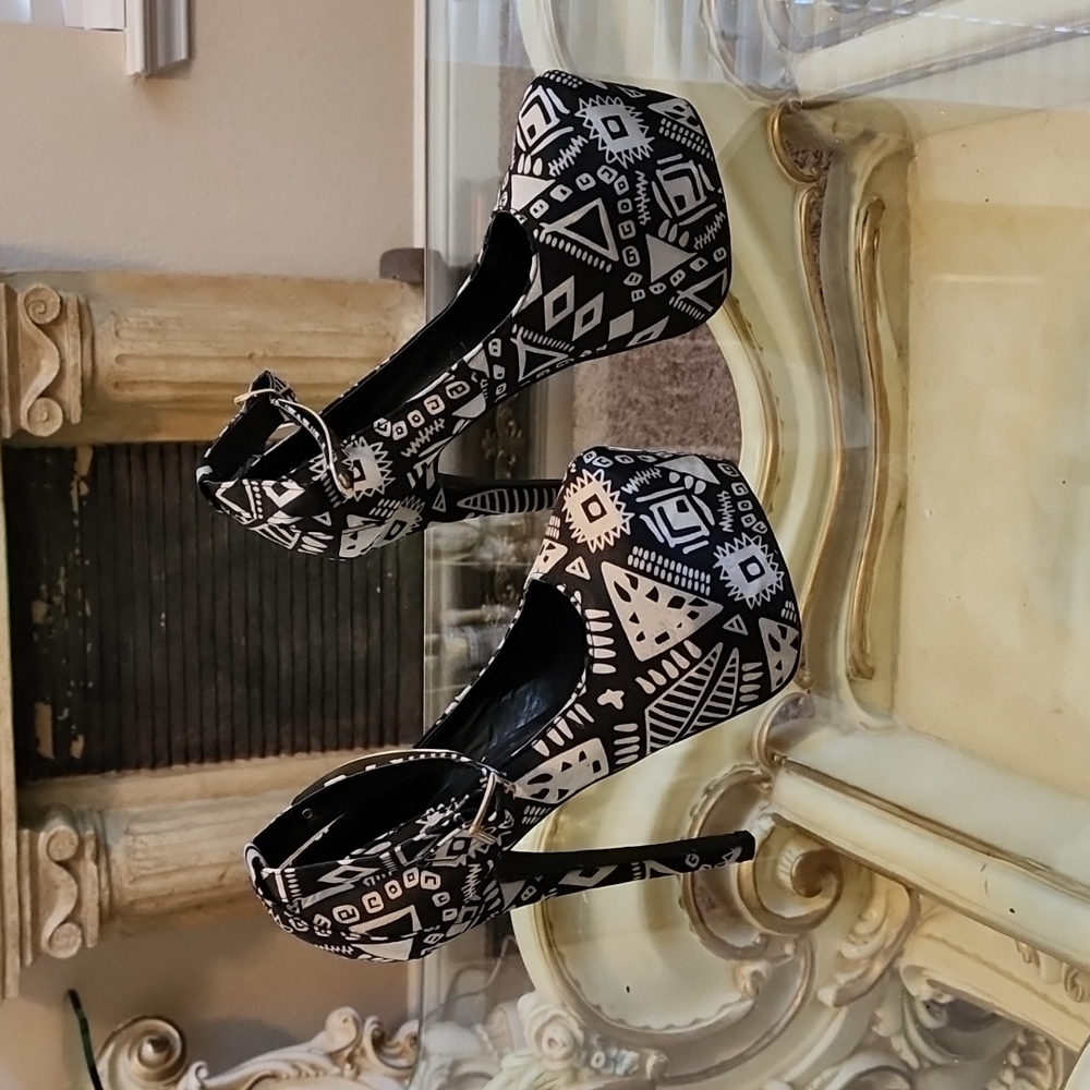 Amiclubwear size 8 heels